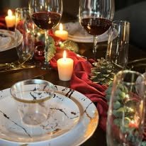 Detalle de mesa con copas y velas