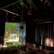 Salón de evento con proyección